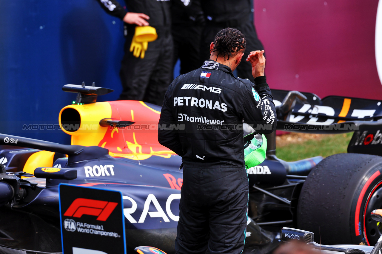 GP GRAN BRETAGNA, Lewis Hamilton (GBR) Mercedes AMG F1 W14 looks at the Red Bull Racing RB19 in parc ferme.

09.07.2023. Formula 1 World Championship, Rd 11, British Grand Prix, Silverstone, England, Gara Day.

 - www.xpbimages.com, EMail: requests@xpbimages.com © Copyright: Coates / XPB Images