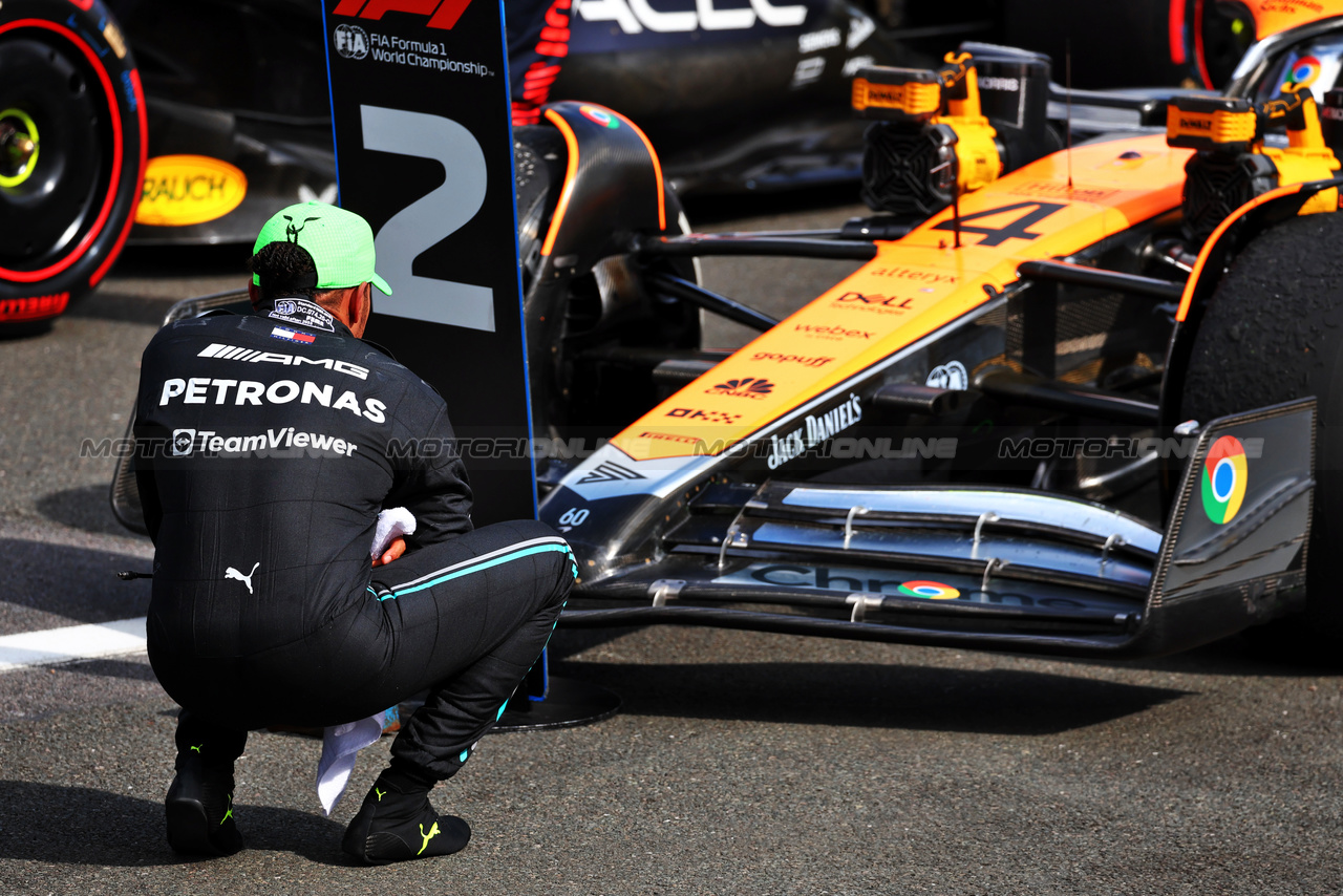 GP GRAN BRETAGNA, Lewis Hamilton (GBR) Mercedes AMG F1 W14 looks at the McLaren MCL60 in parc ferme.

09.07.2023. Formula 1 World Championship, Rd 11, British Grand Prix, Silverstone, England, Gara Day.

 - www.xpbimages.com, EMail: requests@xpbimages.com © Copyright: Coates / XPB Images