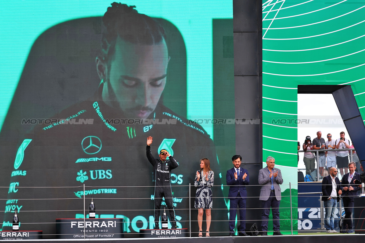 GP GRAN BRETAGNA, Lewis Hamilton (GBR) Mercedes AMG F1 celebrates his third position on the podium.

09.07.2023. Formula 1 World Championship, Rd 11, British Grand Prix, Silverstone, England, Gara Day.

 - www.xpbimages.com, EMail: requests@xpbimages.com © Copyright: Coates / XPB Images