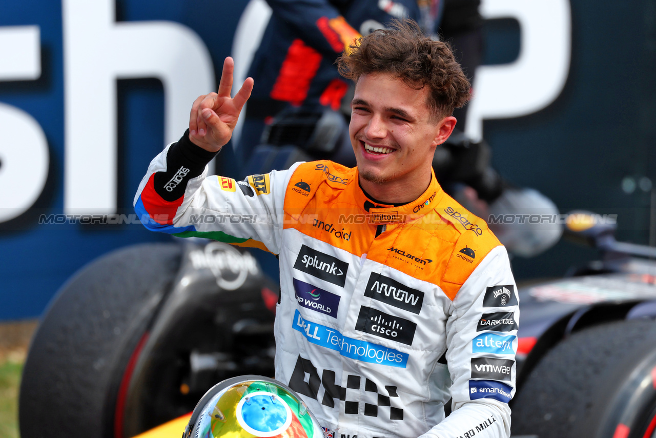 GP GRAN BRETAGNA, Lando Norris (GBR) McLaren celebrates his second position in parc ferme.

09.07.2023. Formula 1 World Championship, Rd 11, British Grand Prix, Silverstone, England, Gara Day.

 - www.xpbimages.com, EMail: requests@xpbimages.com © Copyright: Coates / XPB Images
