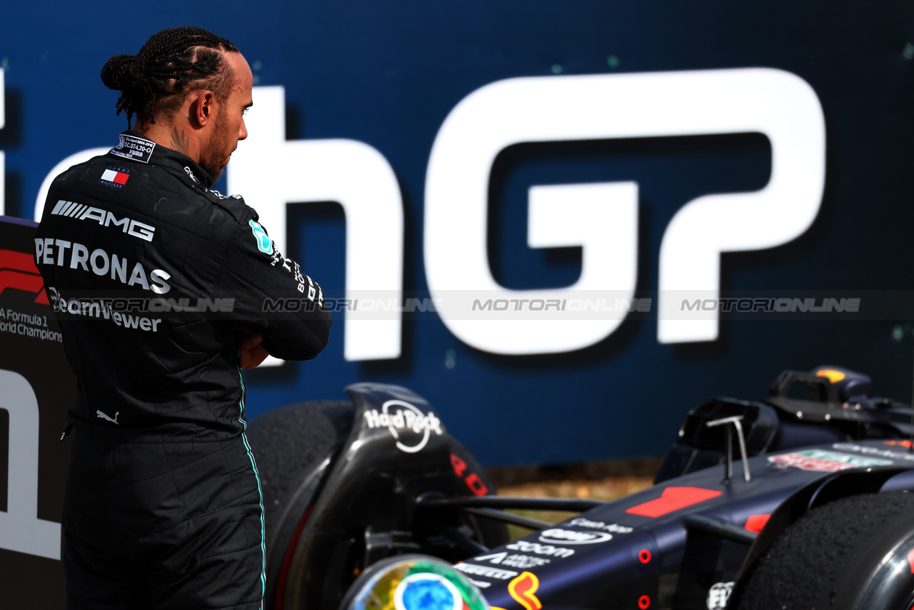 GP GRAN BRETAGNA, Lewis Hamilton (GBR) Mercedes AMG F1 W14 looks at the Red Bull Racing RB19 in parc ferme.

09.07.2023. Formula 1 World Championship, Rd 11, British Grand Prix, Silverstone, England, Gara Day.

 - www.xpbimages.com, EMail: requests@xpbimages.com © Copyright: Coates / XPB Images