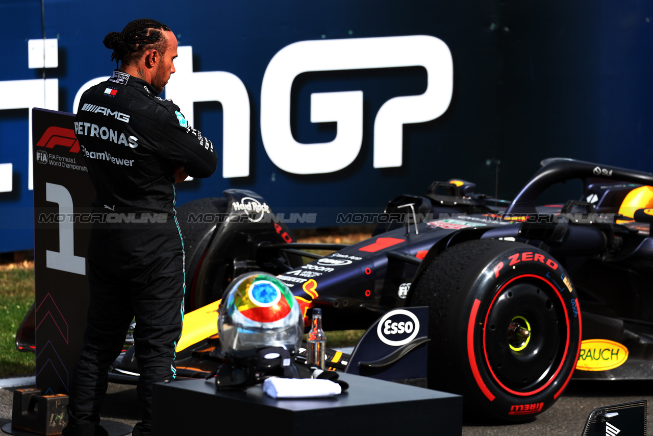 GP GRAN BRETAGNA, Lewis Hamilton (GBR) Mercedes AMG F1 W14 looks at the Red Bull Racing RB19 in parc ferme.

09.07.2023. Formula 1 World Championship, Rd 11, British Grand Prix, Silverstone, England, Gara Day.

 - www.xpbimages.com, EMail: requests@xpbimages.com © Copyright: Coates / XPB Images
