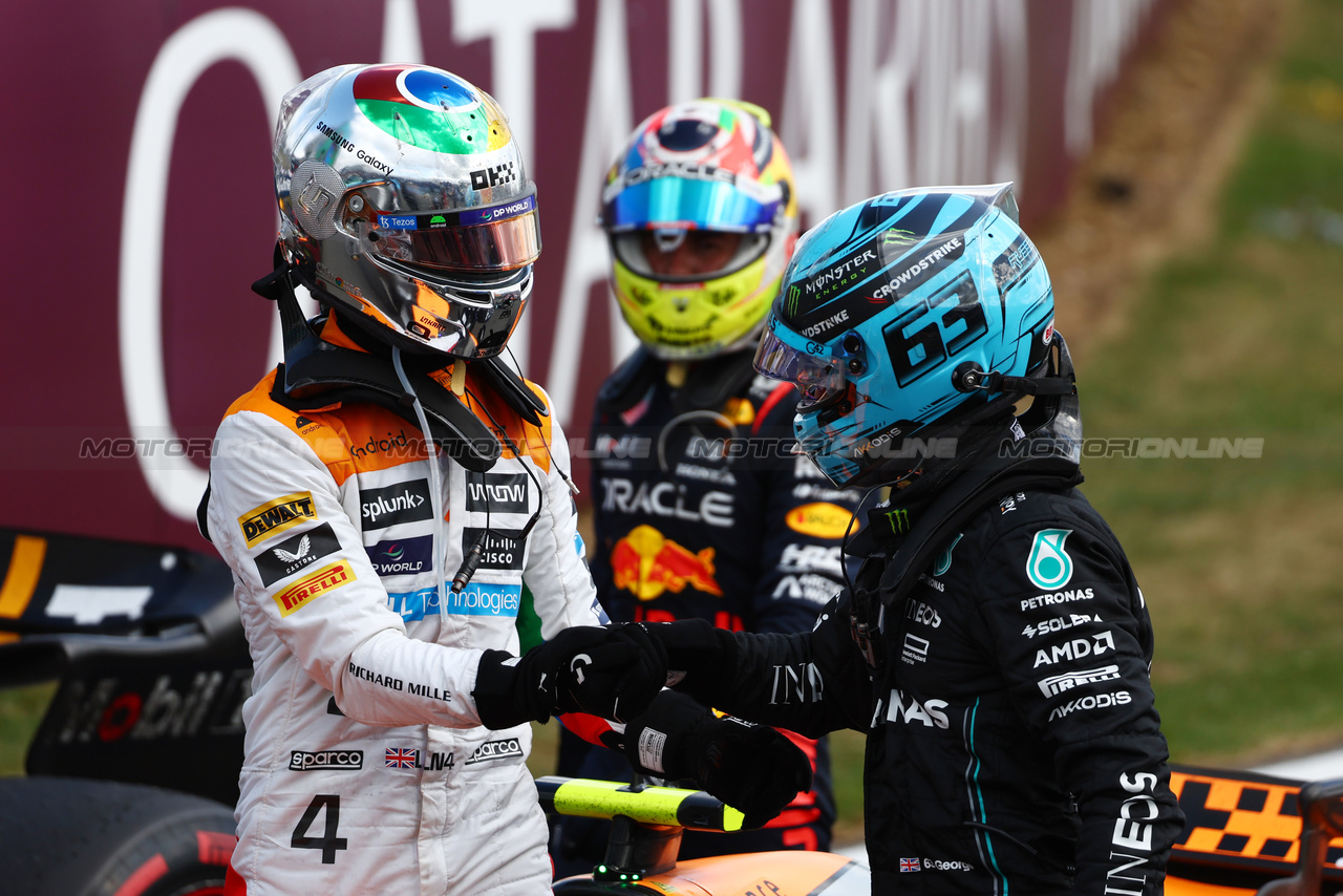 GP GRAN BRETAGNA, (L to R): Lando Norris (GBR) McLaren celebrates his second position in parc ferme with George Russell (GBR) Mercedes AMG F1.

09.07.2023. Formula 1 World Championship, Rd 11, British Grand Prix, Silverstone, England, Gara Day.

 - www.xpbimages.com, EMail: requests@xpbimages.com © Copyright: Coates / XPB Images