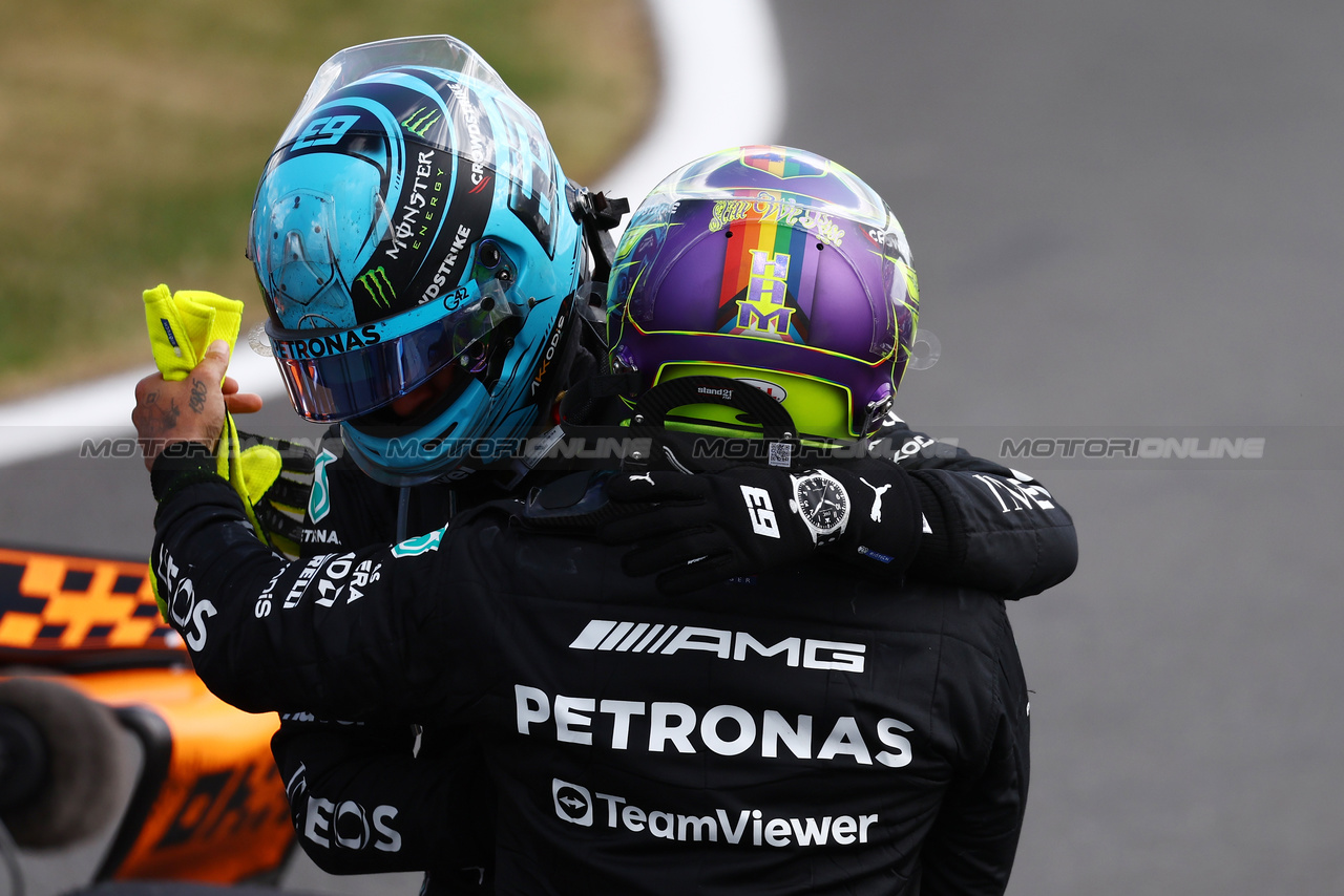 GP GRAN BRETAGNA, Lewis Hamilton (GBR) Mercedes AMG F1 W14 celebrates his third position in parc ferme with George Russell (GBR) Mercedes AMG F1.

09.07.2023. Formula 1 World Championship, Rd 11, British Grand Prix, Silverstone, England, Gara Day.

 - www.xpbimages.com, EMail: requests@xpbimages.com © Copyright: Coates / XPB Images