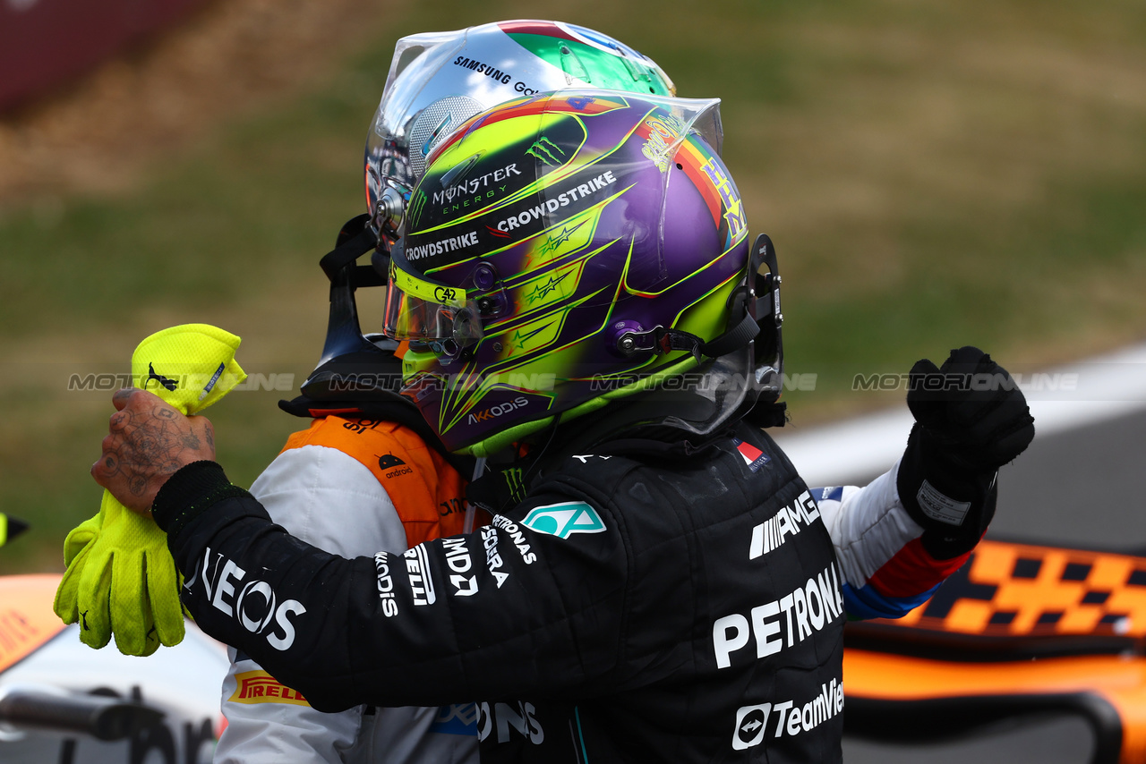 GP GRAN BRETAGNA, (L to R): Lando Norris (GBR) McLaren celebrates his second position in parc ferme with third placed Lewis Hamilton (GBR) Mercedes AMG F1.

09.07.2023. Formula 1 World Championship, Rd 11, British Grand Prix, Silverstone, England, Gara Day.

 - www.xpbimages.com, EMail: requests@xpbimages.com © Copyright: Coates / XPB Images