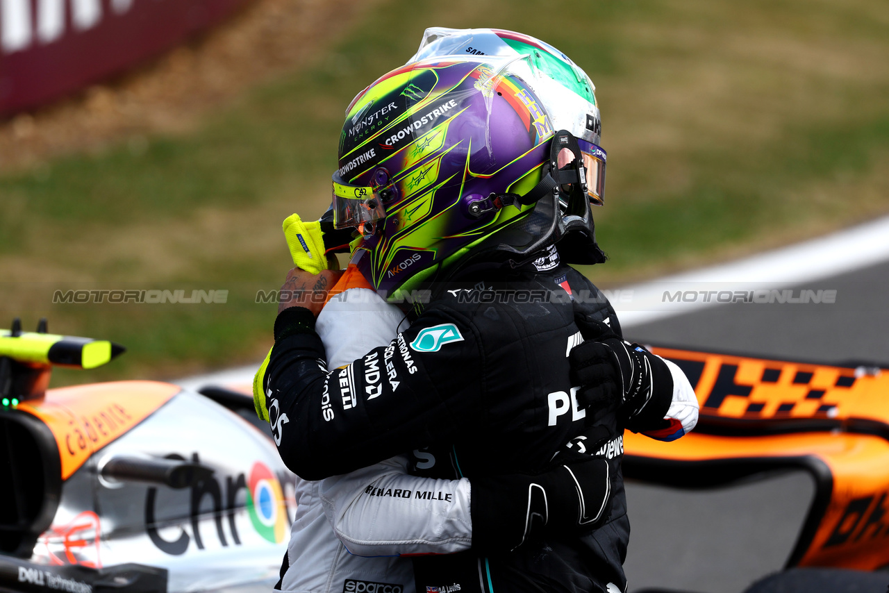 GP GRAN BRETAGNA, (L to R): Lando Norris (GBR) McLaren celebrates his second position in parc ferme with third placed Lewis Hamilton (GBR) Mercedes AMG F1.

09.07.2023. Formula 1 World Championship, Rd 11, British Grand Prix, Silverstone, England, Gara Day.

 - www.xpbimages.com, EMail: requests@xpbimages.com © Copyright: Coates / XPB Images