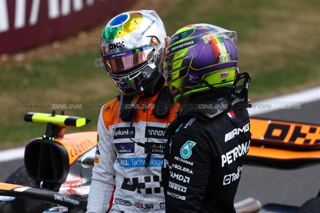 GP GRAN BRETAGNA, (L to R): Lando Norris (GBR) McLaren celebrates his second position in parc ferme with third placed Lewis Hamilton (GBR) Mercedes AMG F1.

09.07.2023. Formula 1 World Championship, Rd 11, British Grand Prix, Silverstone, England, Gara Day.

 - www.xpbimages.com, EMail: requests@xpbimages.com © Copyright: Coates / XPB Images