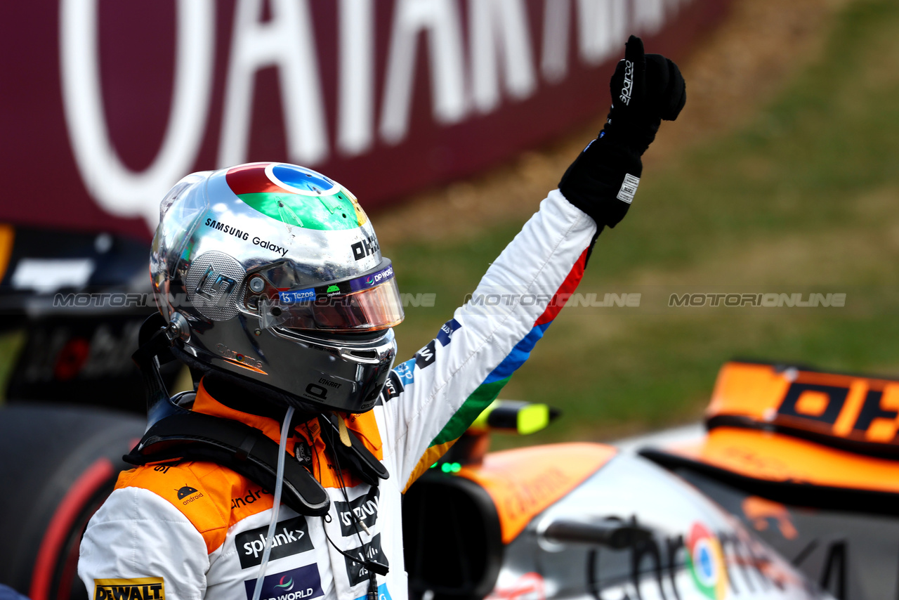 GP GRAN BRETAGNA, Lando Norris (GBR) McLaren celebrates his second position in parc ferme.

09.07.2023. Formula 1 World Championship, Rd 11, British Grand Prix, Silverstone, England, Gara Day.

 - www.xpbimages.com, EMail: requests@xpbimages.com © Copyright: Coates / XPB Images