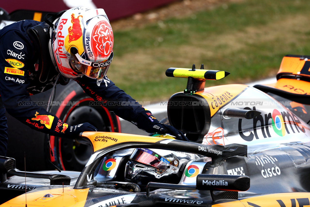 GP GRAN BRETAGNA, Lando Norris (GBR) McLaren MCL60 celebrates his second position in parc ferme with vincitore Max Verstappen (NLD) Red Bull Racing.

09.07.2023. Formula 1 World Championship, Rd 11, British Grand Prix, Silverstone, England, Gara Day.

 - www.xpbimages.com, EMail: requests@xpbimages.com © Copyright: Coates / XPB Images