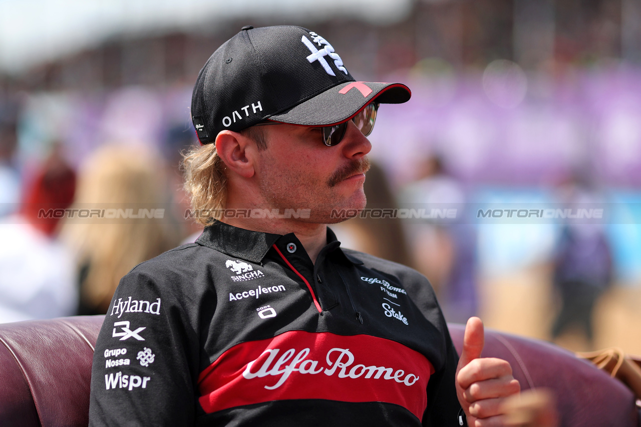 GP GRAN BRETAGNA, Valtteri Bottas (FIN) Alfa Romeo F1 Team on the drivers' parade.

09.07.2023. Formula 1 World Championship, Rd 11, British Grand Prix, Silverstone, England, Gara Day.

- www.xpbimages.com, EMail: requests@xpbimages.com © Copyright: Staley / XPB Images