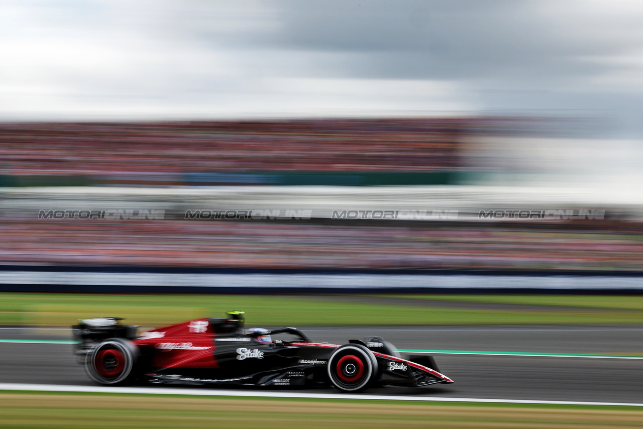 GP GRAN BRETAGNA, Zhou Guanyu (CHN) Alfa Romeo F1 Team C43.

09.07.2023. Formula 1 World Championship, Rd 11, British Grand Prix, Silverstone, England, Gara Day.

 - www.xpbimages.com, EMail: requests@xpbimages.com © Copyright: Rew / XPB Images