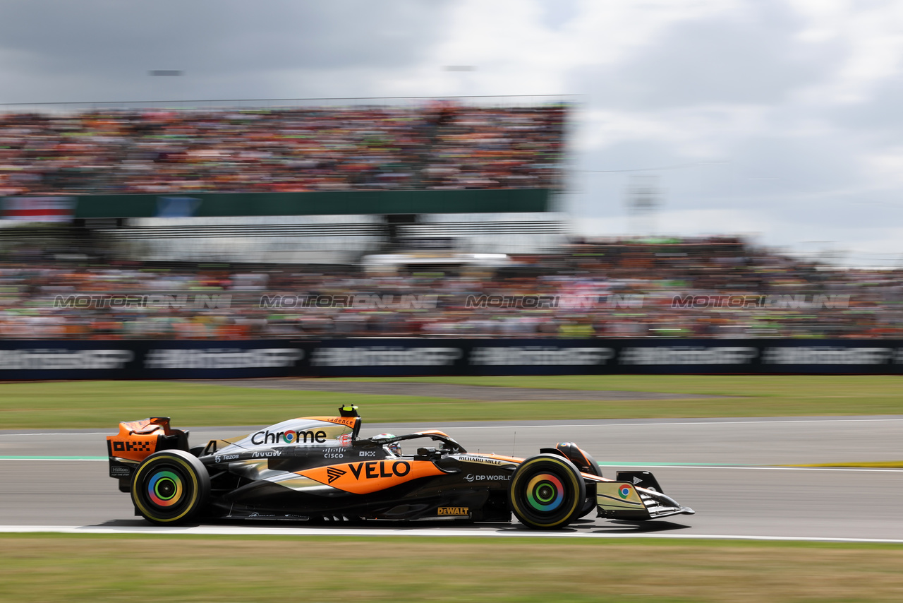 GP GRAN BRETAGNA, Lando Norris (GBR) McLaren MCL60.

09.07.2023. Formula 1 World Championship, Rd 11, British Grand Prix, Silverstone, England, Gara Day.

 - www.xpbimages.com, EMail: requests@xpbimages.com © Copyright: Rew / XPB Images