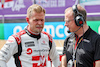 GP GRAN BRETAGNA, Kevin Magnussen (DEN) Haas F1 Team with Mark Slade (GBR) Haas F1 Team Gara Engineer on the grid.
09.07.2023. Formula 1 World Championship, Rd 11, British Grand Prix, Silverstone, England, Gara Day.
- www.xpbimages.com, EMail: requests@xpbimages.com © Copyright: Batchelor / XPB Images