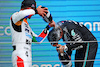 GP GRAN BRETAGNA, (L to R): Lando Norris (GBR) McLaren celebrates his second position on the podium with Lewis Hamilton (GBR) Mercedes AMG F1.
09.07.2023. Formula 1 World Championship, Rd 11, British Grand Prix, Silverstone, England, Gara Day.
 - www.xpbimages.com, EMail: requests@xpbimages.com © Copyright: Rew / XPB Images