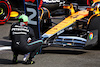 GP GRAN BRETAGNA, Lewis Hamilton (GBR) Mercedes AMG F1 W14 looks at the McLaren MCL60 in parc ferme.
09.07.2023. Formula 1 World Championship, Rd 11, British Grand Prix, Silverstone, England, Gara Day.
 - www.xpbimages.com, EMail: requests@xpbimages.com © Copyright: Coates / XPB Images