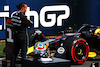 GP GRAN BRETAGNA, Lewis Hamilton (GBR) Mercedes AMG F1 W14 looks at the Red Bull Racing RB19 in parc ferme.
09.07.2023. Formula 1 World Championship, Rd 11, British Grand Prix, Silverstone, England, Gara Day.
 - www.xpbimages.com, EMail: requests@xpbimages.com © Copyright: Coates / XPB Images