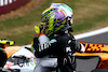 GP GRAN BRETAGNA, (L to R): Lando Norris (GBR) McLaren celebrates his second position in parc ferme with third placed Lewis Hamilton (GBR) Mercedes AMG F1.
09.07.2023. Formula 1 World Championship, Rd 11, British Grand Prix, Silverstone, England, Gara Day.
 - www.xpbimages.com, EMail: requests@xpbimages.com © Copyright: Coates / XPB Images