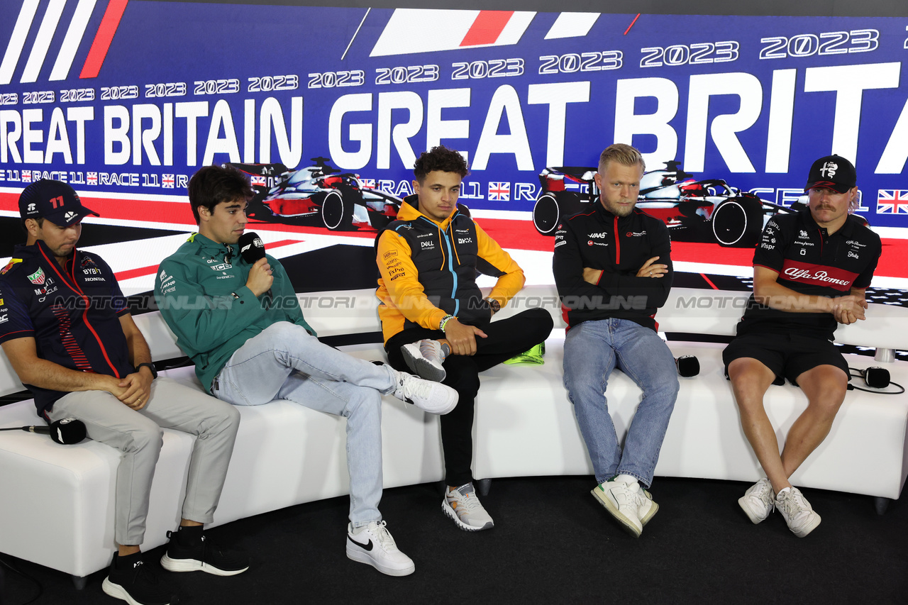 GP GRAN BRETAGNA, (L to R): Sergio Perez (MEX) Red Bull Racing; Lance Stroll (CDN) Aston Martin F1 Team; Lando Norris (GBR) McLaren; Kevin Magnussen (DEN) Haas F1 Team; e Valtteri Bottas (FIN) Alfa Romeo F1 Team, in the FIA Press Conference.

06.07.2023. Formula 1 World Championship, Rd 11, British Grand Prix, Silverstone, England, Preparation Day.

- www.xpbimages.com, EMail: requests@xpbimages.com © Copyright: Bearne / XPB Images