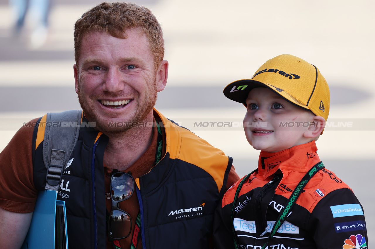 GP GRAN BRETAGNA, Paddock Atmosfera - fans.

06.07.2023. Formula 1 World Championship, Rd 11, British Grand Prix, Silverstone, England, Preparation Day.

 - www.xpbimages.com, EMail: requests@xpbimages.com © Copyright: Rew / XPB Images