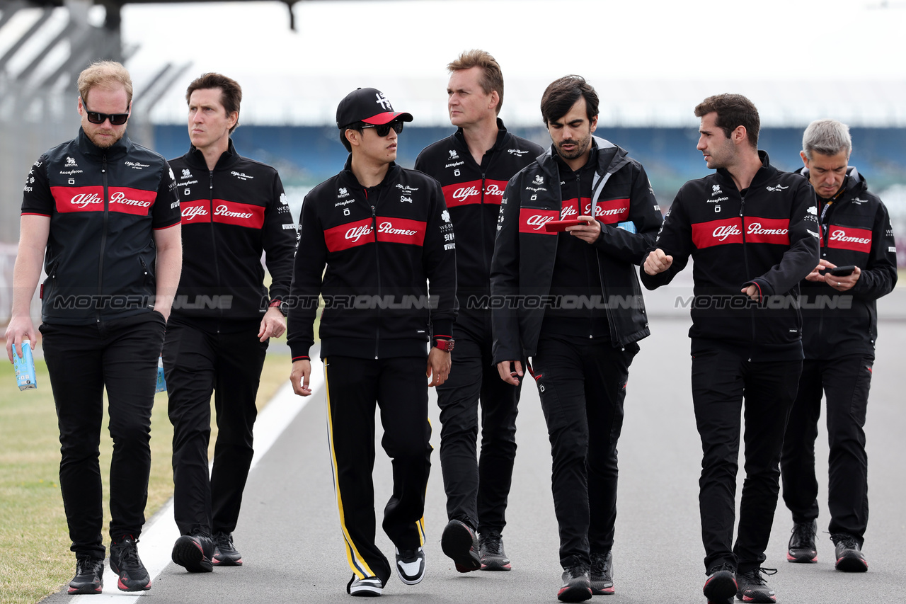 GP GRAN BRETAGNA, Zhou Guanyu (CHN) Alfa Romeo F1 Team walks the circuit with the team.

06.07.2023. Formula 1 World Championship, Rd 11, British Grand Prix, Silverstone, England, Preparation Day.

 - www.xpbimages.com, EMail: requests@xpbimages.com © Copyright: Rew / XPB Images