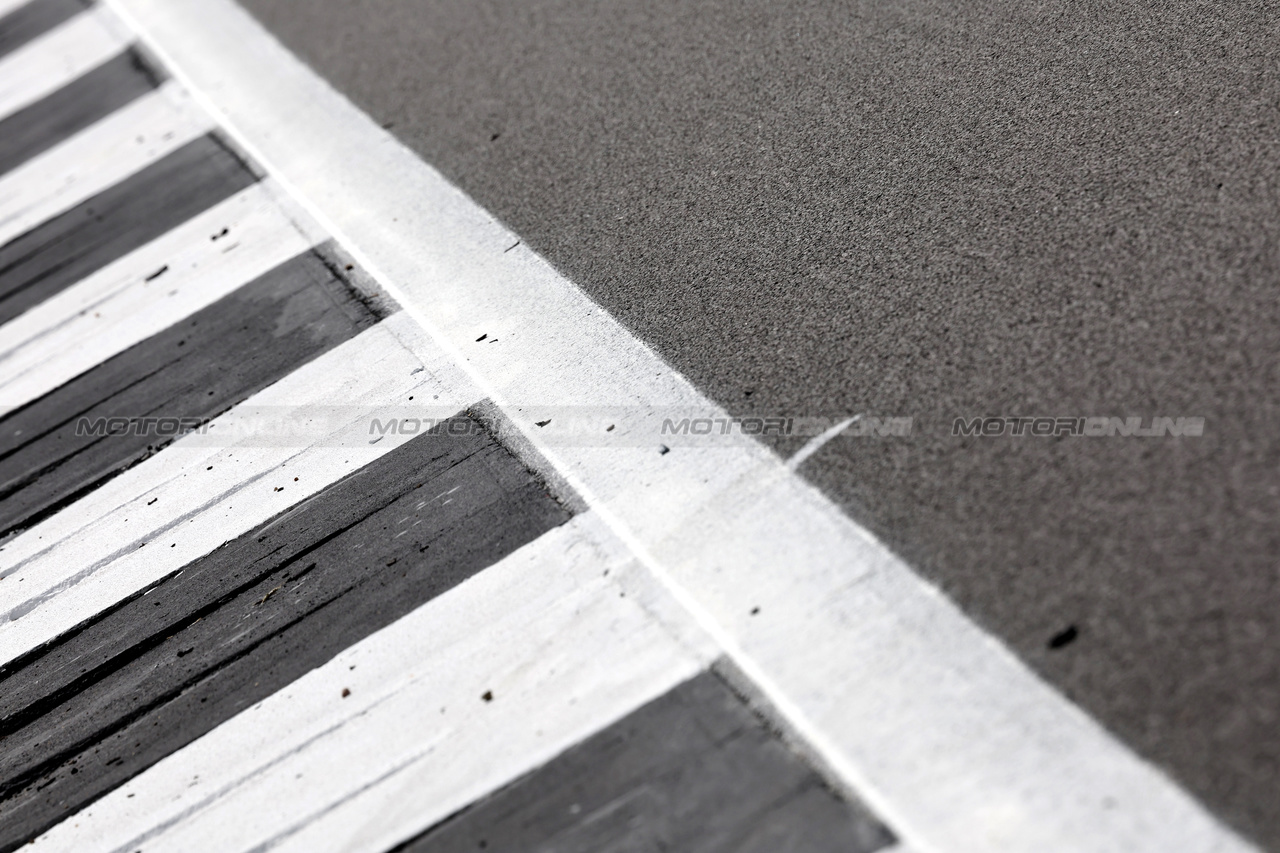 GP GRAN BRETAGNA, Kerb detail.

06.07.2023. Formula 1 World Championship, Rd 11, British Grand Prix, Silverstone, England, Preparation Day.

 - www.xpbimages.com, EMail: requests@xpbimages.com © Copyright: Rew / XPB Images