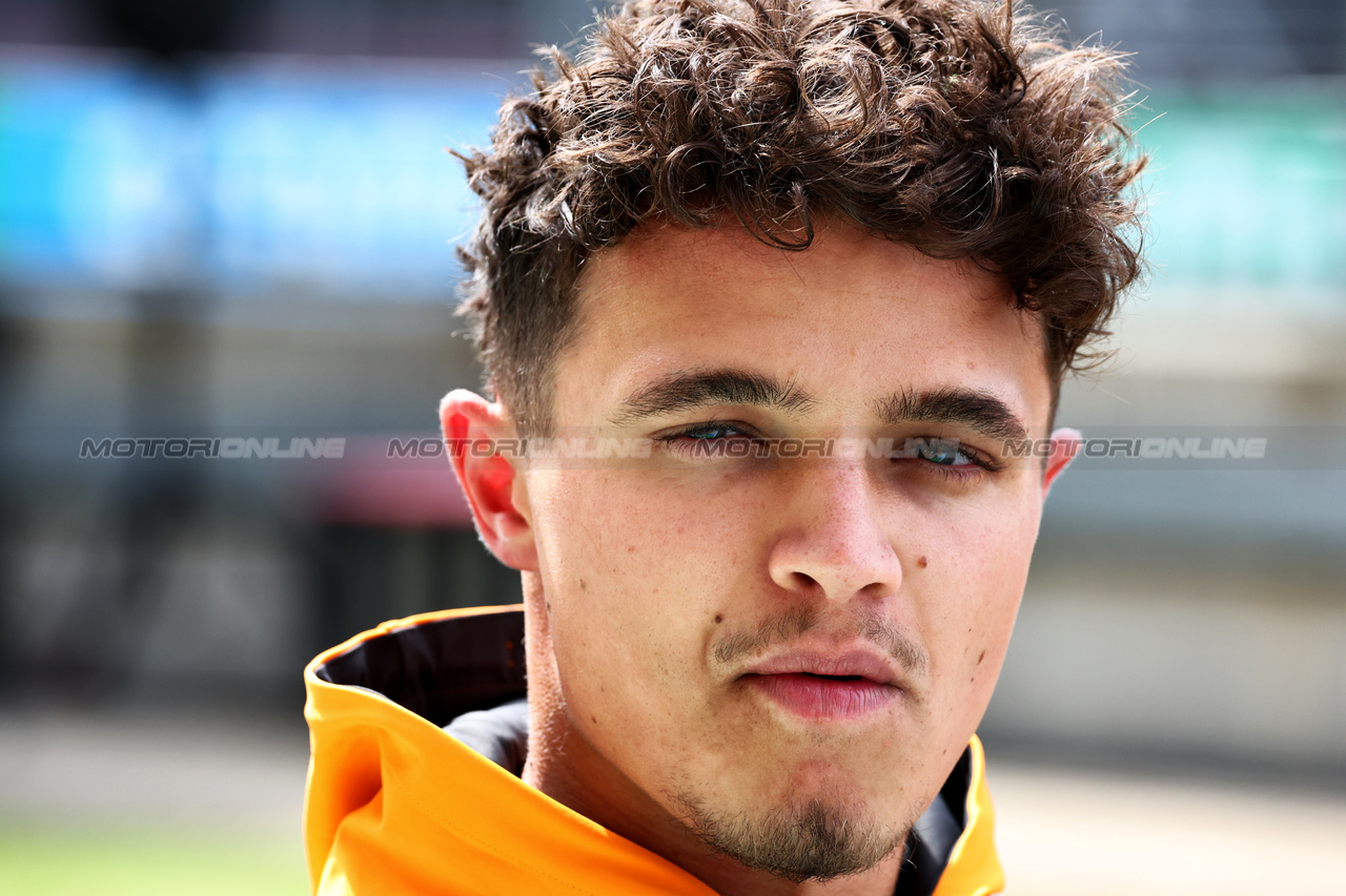 GP GRAN BRETAGNA, Lando Norris (GBR) McLaren.

06.07.2023. Formula 1 World Championship, Rd 11, British Grand Prix, Silverstone, England, Preparation Day.

 - www.xpbimages.com, EMail: requests@xpbimages.com © Copyright: Coates / XPB Images