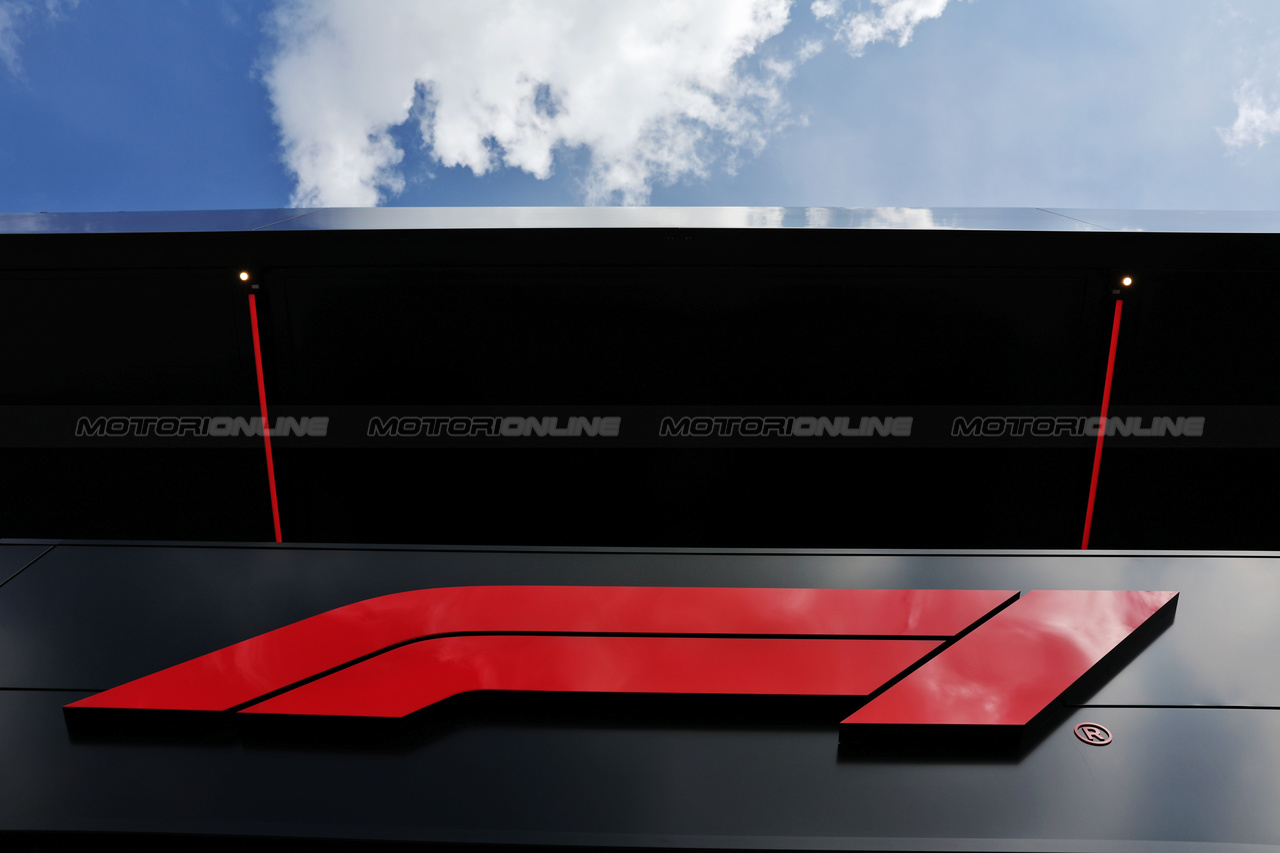 GP GRAN BRETAGNA, F1 motorhome in the paddock.

06.07.2023. Formula 1 World Championship, Rd 11, British Grand Prix, Silverstone, England, Preparation Day.

 - www.xpbimages.com, EMail: requests@xpbimages.com © Copyright: Rew / XPB Images