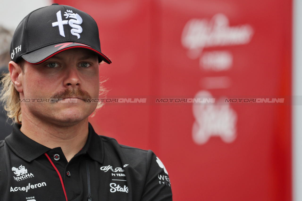 GP GRAN BRETAGNA, Valtteri Bottas (FIN) Alfa Romeo F1 Team with the media.

06.07.2023. Formula 1 World Championship, Rd 11, British Grand Prix, Silverstone, England, Preparation Day.

 - www.xpbimages.com, EMail: requests@xpbimages.com © Copyright: Rew / XPB Images