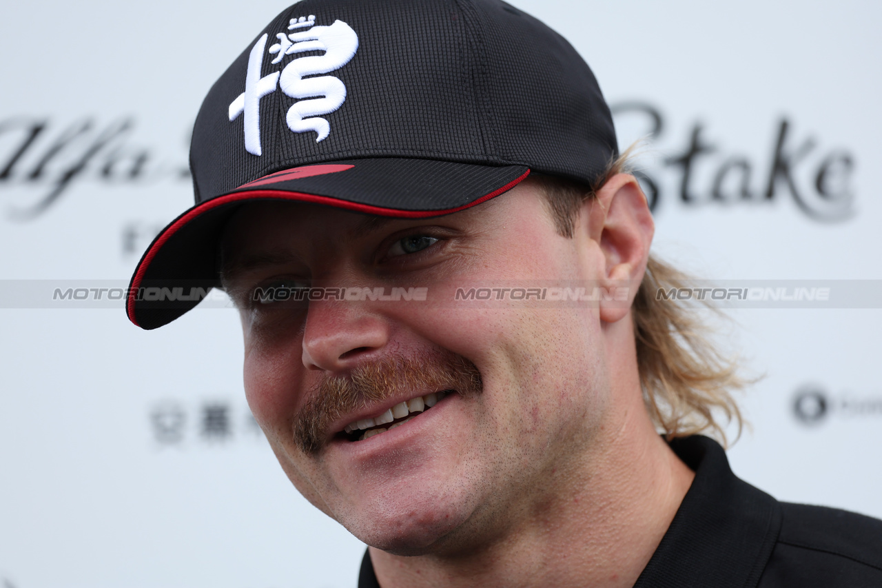 GP GRAN BRETAGNA, Valtteri Bottas (FIN) Alfa Romeo F1 Team with the media.

06.07.2023. Formula 1 World Championship, Rd 11, British Grand Prix, Silverstone, England, Preparation Day.

 - www.xpbimages.com, EMail: requests@xpbimages.com © Copyright: Rew / XPB Images