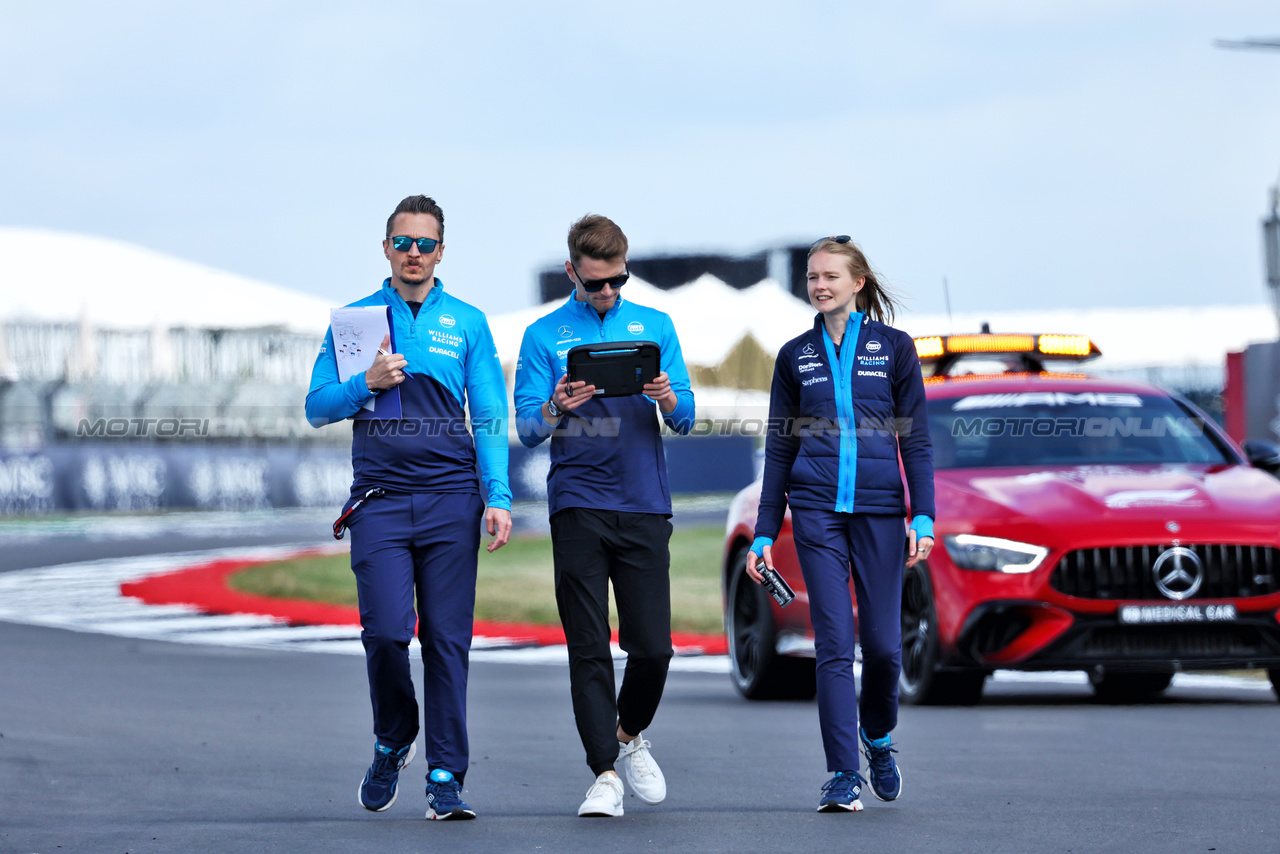 GP GRAN BRETAGNA, Logan Sargeant (USA) Williams Racing (Centre) walks the circuit with Gaetan Jego, Williams Racing Gara Engineer (Left) e Elizabeth Wood Boyer (GBR) Williams Racing Performance Engineer (Right).

06.07.2023. Formula 1 World Championship, Rd 11, British Grand Prix, Silverstone, England, Preparation Day.

- www.xpbimages.com, EMail: requests@xpbimages.com © Copyright: Batchelor / XPB Images