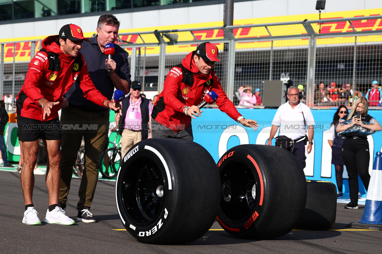 GP GRAN BRETAGNA, (L to R): Carlos Sainz Jr (ESP) Ferrari with David Croft (GBR) Sky Sports Commentator e Charles Leclerc (MON) Ferrari.

06.07.2023. Formula 1 World Championship, Rd 11, British Grand Prix, Silverstone, England, Preparation Day.

 - www.xpbimages.com, EMail: requests@xpbimages.com © Copyright: Coates / XPB Images
