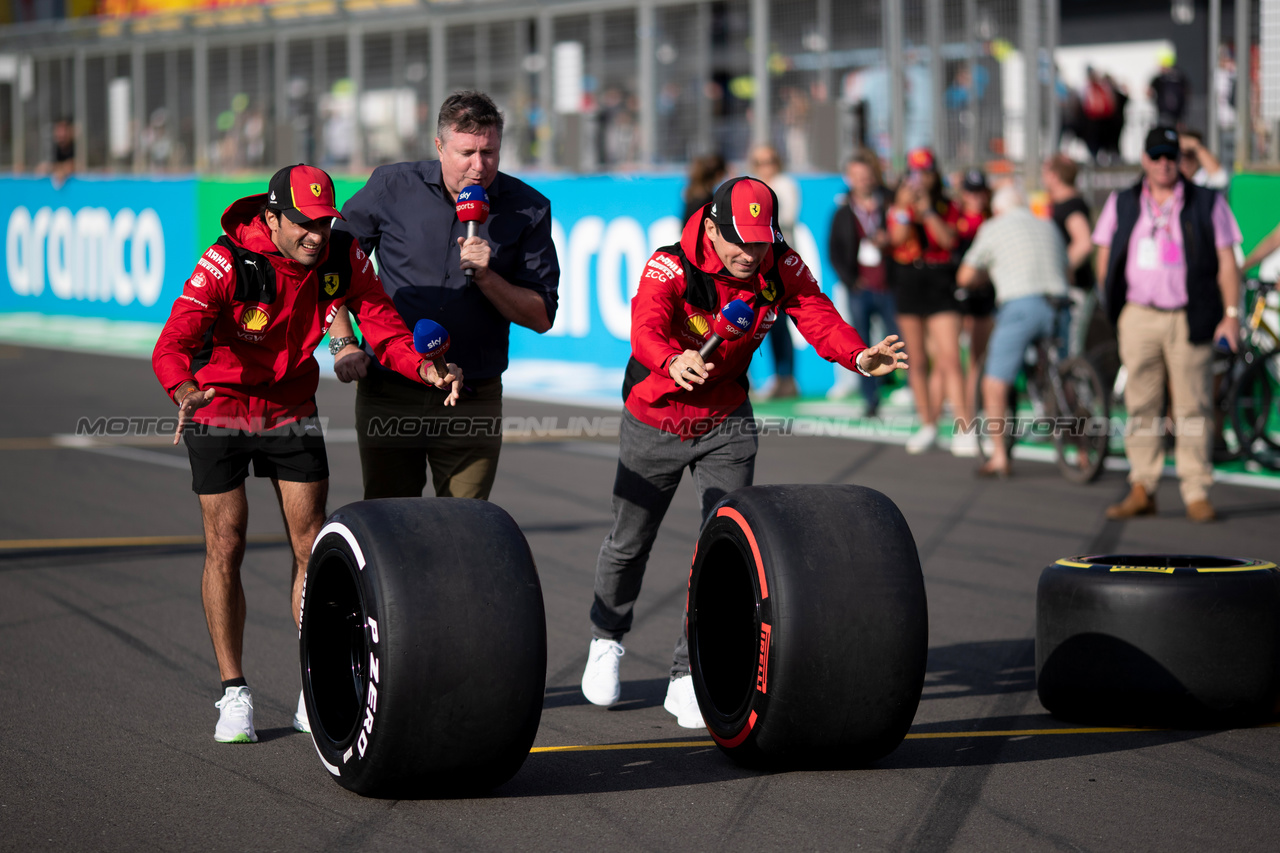 GP GRAN BRETAGNA, (L to R): Carlos Sainz Jr (ESP) Ferrari with David Croft (GBR) Sky Sports Commentator e Charles Leclerc (MON) Ferrari.

06.07.2023. Formula 1 World Championship, Rd 11, British Grand Prix, Silverstone, England, Preparation Day.

- www.xpbimages.com, EMail: requests@xpbimages.com © Copyright: Staley / XPB Images