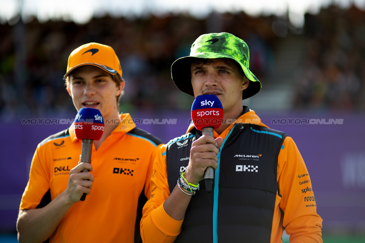 GP GRAN BRETAGNA, (L to R): Oscar Piastri (AUS) McLaren with Lando Norris (GBR) McLaren.

06.07.2023. Formula 1 World Championship, Rd 11, British Grand Prix, Silverstone, England, Preparation Day.

- www.xpbimages.com, EMail: requests@xpbimages.com © Copyright: Staley / XPB Images
