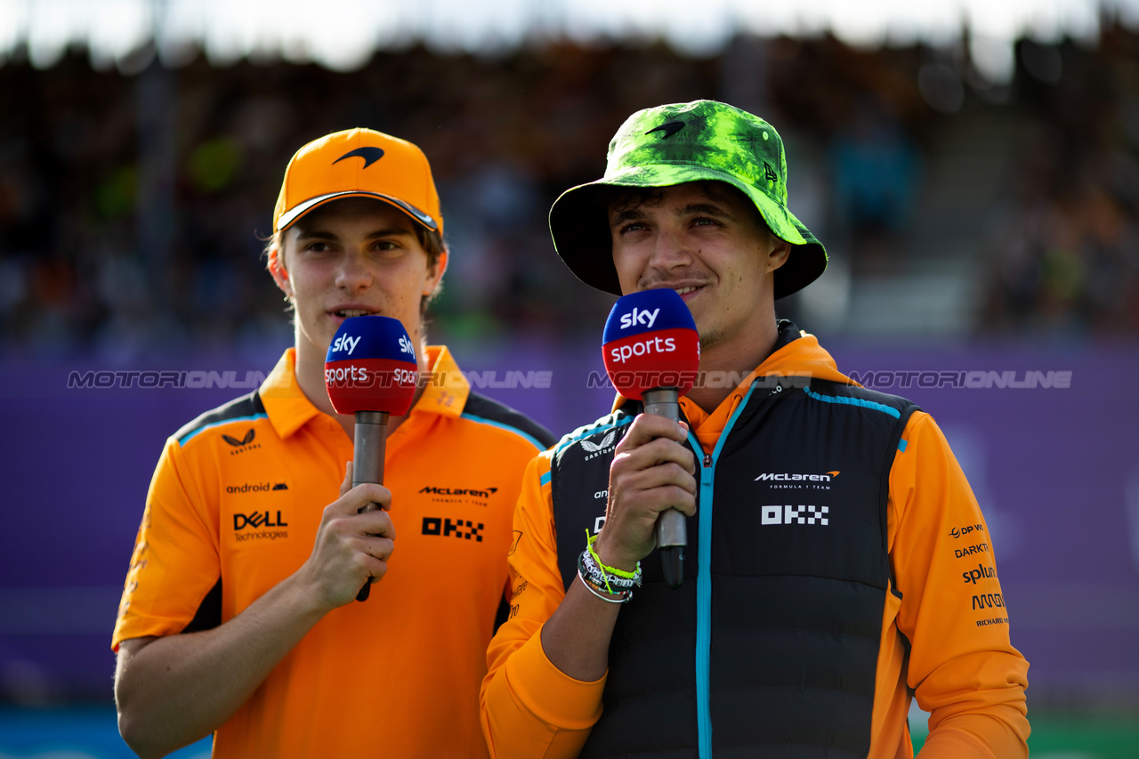 GP GRAN BRETAGNA, (L to R): Oscar Piastri (AUS) McLaren with Lando Norris (GBR) McLaren.

06.07.2023. Formula 1 World Championship, Rd 11, British Grand Prix, Silverstone, England, Preparation Day.

- www.xpbimages.com, EMail: requests@xpbimages.com © Copyright: Staley / XPB Images