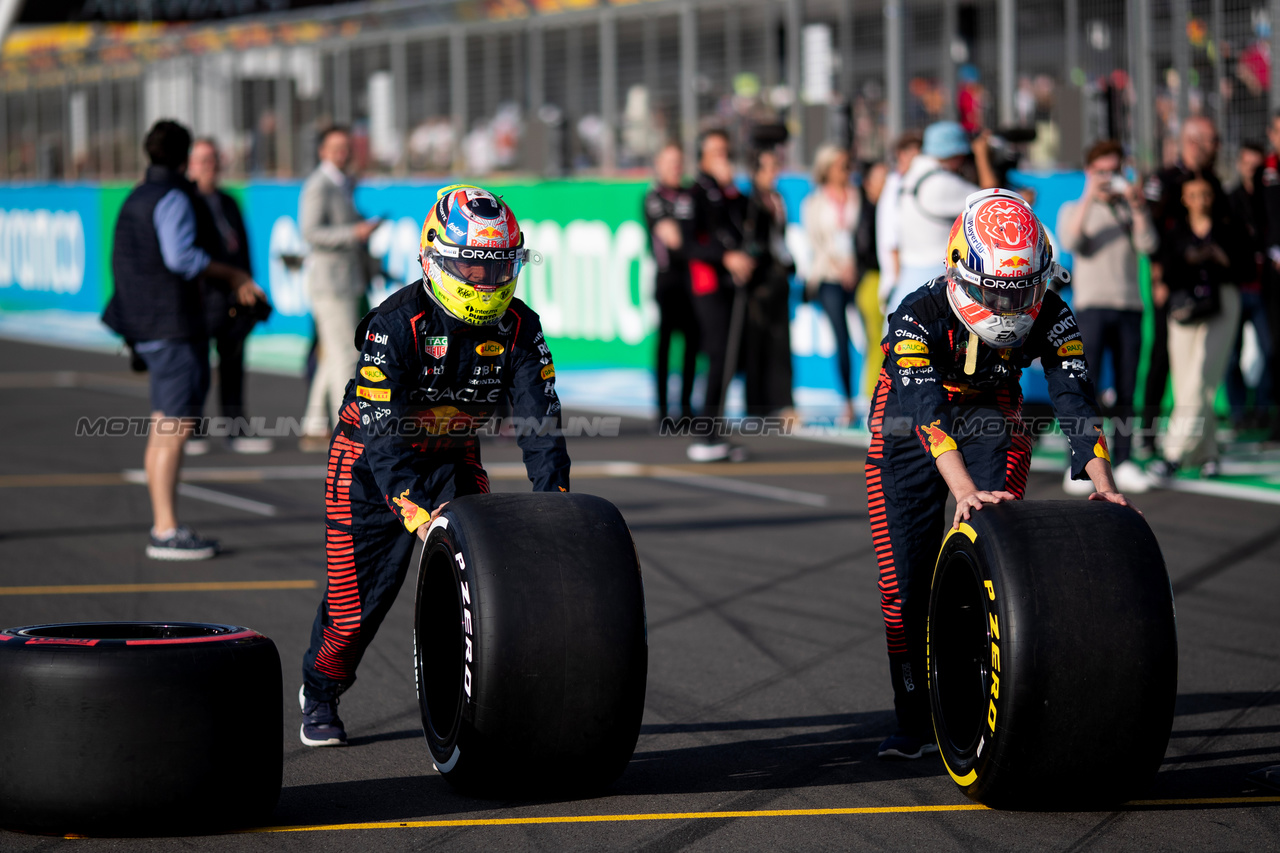 GP GRAN BRETAGNA, NOT Sergio Perez (MEX) Red Bull Racing e Max Verstappen (NLD) Red Bull Racing with Sky Sports.

06.07.2023. Formula 1 World Championship, Rd 11, British Grand Prix, Silverstone, England, Preparation Day.

- www.xpbimages.com, EMail: requests@xpbimages.com © Copyright: Staley / XPB Images