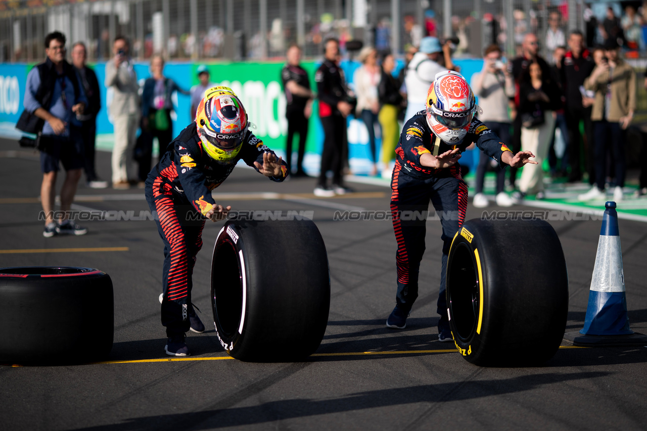 GP GRAN BRETAGNA, NOT Sergio Perez (MEX) Red Bull Racing e Max Verstappen (NLD) Red Bull Racing with Sky Sports.

06.07.2023. Formula 1 World Championship, Rd 11, British Grand Prix, Silverstone, England, Preparation Day.

- www.xpbimages.com, EMail: requests@xpbimages.com © Copyright: Staley / XPB Images