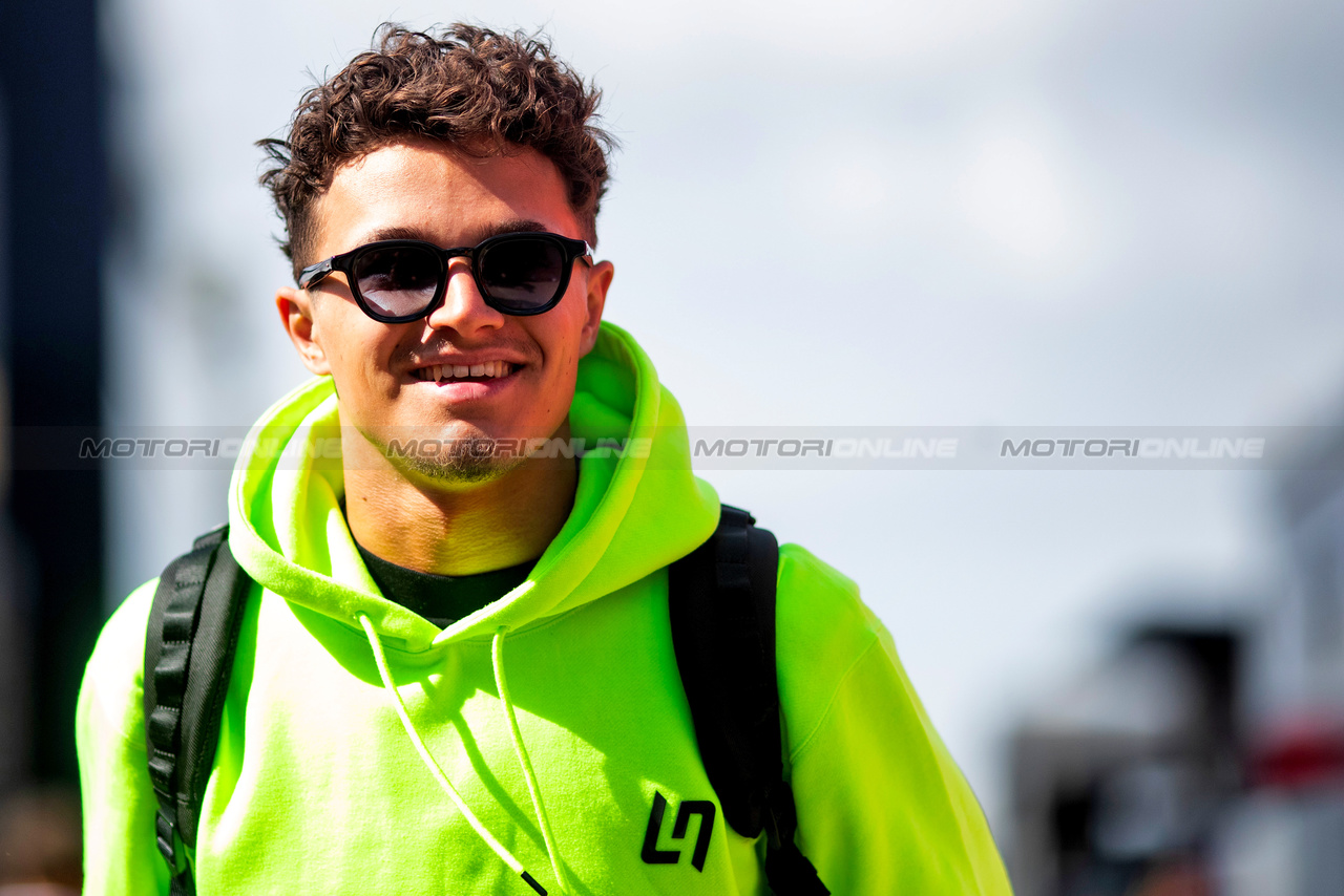GP GRAN BRETAGNA, Lando Norris (GBR) McLaren.

06.07.2023. Formula 1 World Championship, Rd 11, British Grand Prix, Silverstone, England, Preparation Day.

- www.xpbimages.com, EMail: requests@xpbimages.com © Copyright: Staley / XPB Images