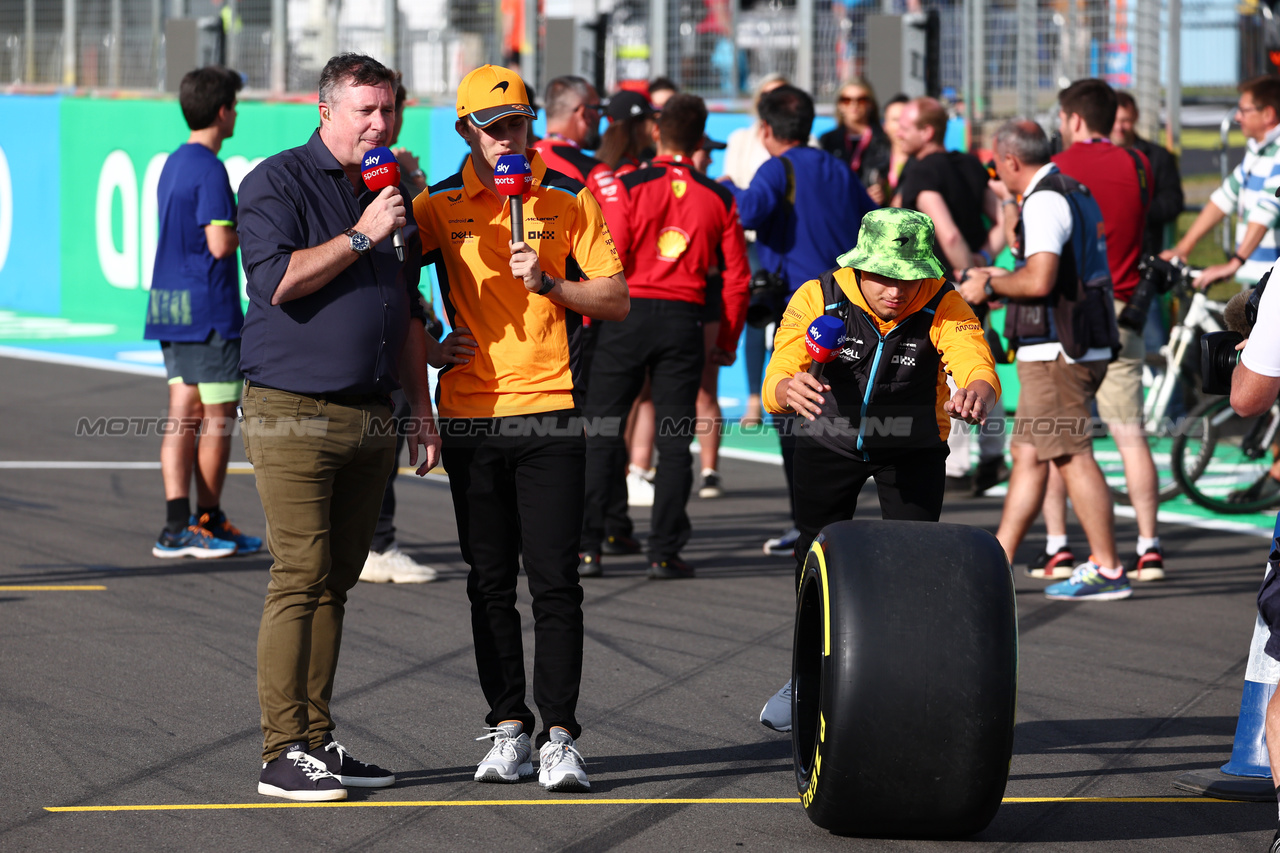 GP GRAN BRETAGNA, (L to R): David Croft (GBR) Sky Sports Commentator with Oscar Piastri (AUS) McLaren e Lando Norris (GBR) McLaren.

06.07.2023. Formula 1 World Championship, Rd 11, British Grand Prix, Silverstone, England, Preparation Day.

 - www.xpbimages.com, EMail: requests@xpbimages.com © Copyright: Coates / XPB Images