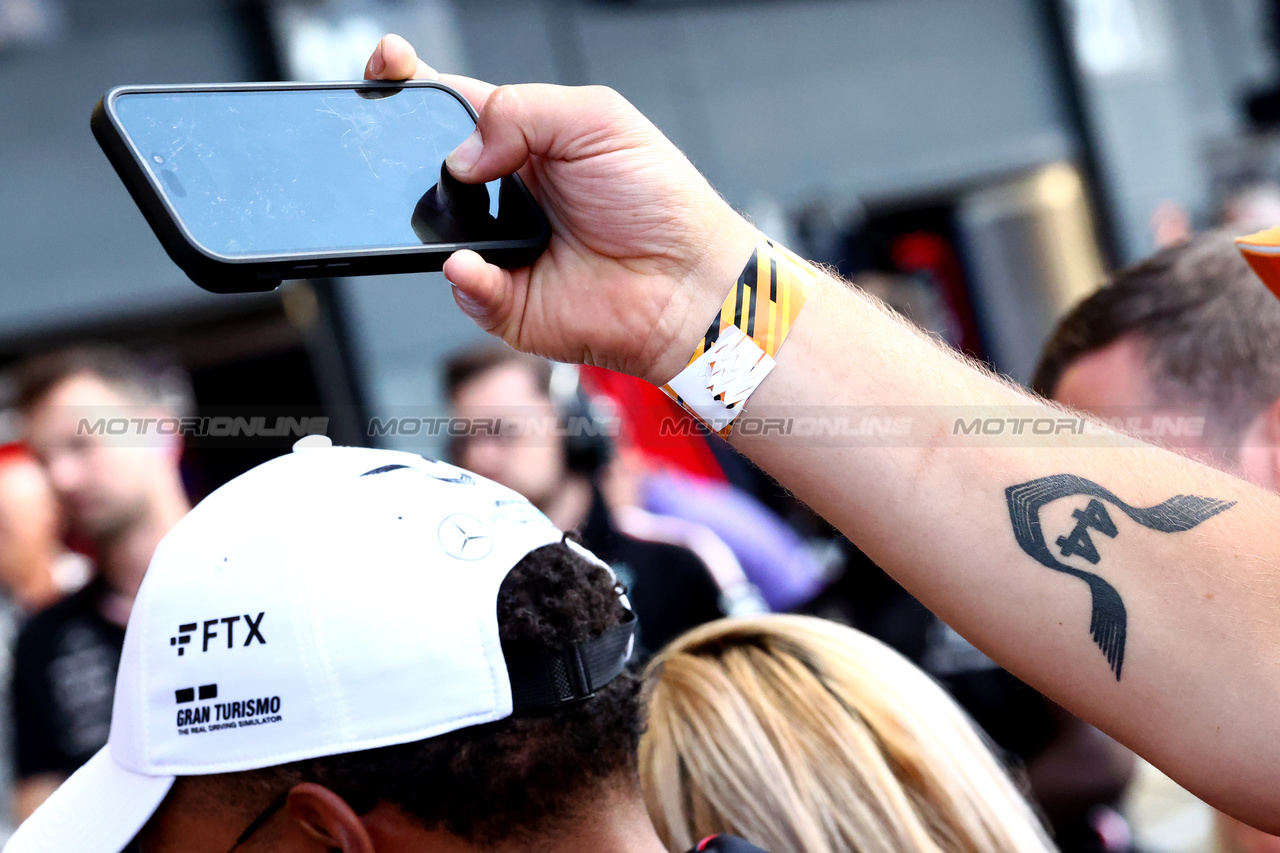 GP GRAN BRETAGNA, Circuit Atmosfera - fan with a Lewis Hamilton (GBR) Mercedes AMG F1 tattoo.

06.07.2023. Formula 1 World Championship, Rd 11, British Grand Prix, Silverstone, England, Preparation Day.

 - www.xpbimages.com, EMail: requests@xpbimages.com © Copyright: Coates / XPB Images