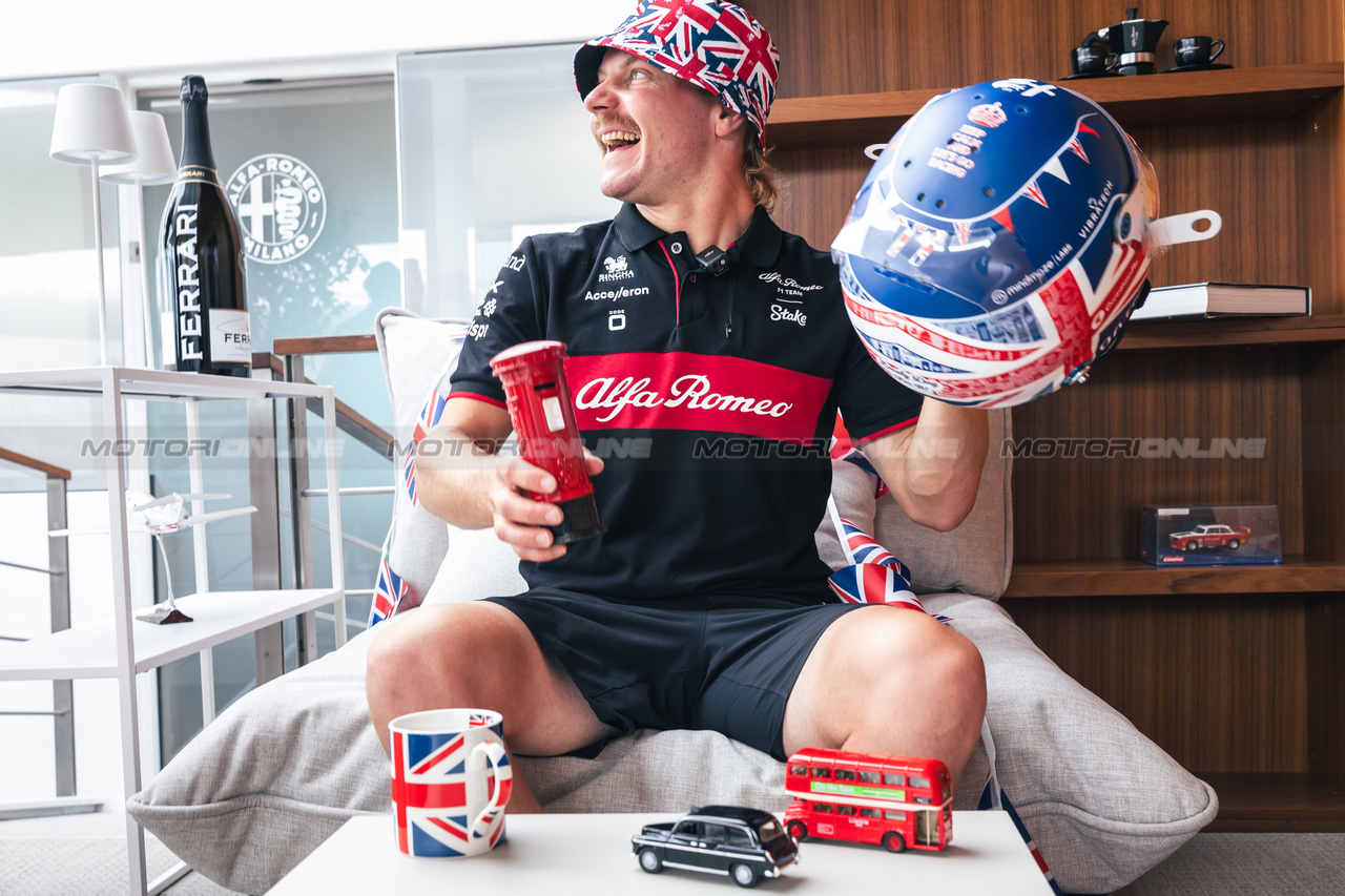 GP GRAN BRETAGNA, Valtteri Bottas (FIN) Alfa Romeo F1 Team with British themed helmet.

06.07.2023. Formula 1 World Championship, Rd 11, British Grand Prix, Silverstone, England, Preparation Day.

- www.xpbimages.com, EMail: requests@xpbimages.com © Copyright: Bearne / XPB Images