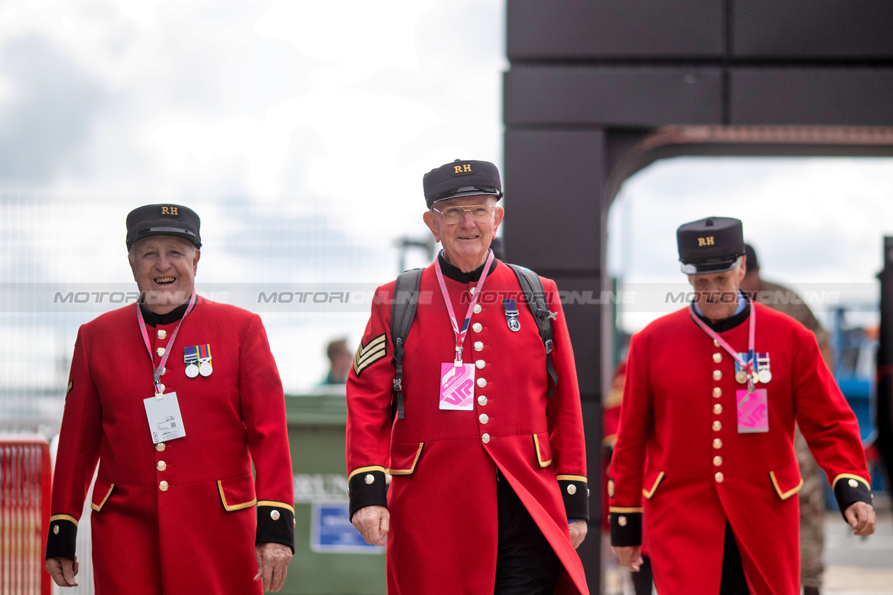 GP GRAN BRETAGNA, Paddock Atmosfera - Chelsea Pensioners.

06.07.2023. Formula 1 World Championship, Rd 11, British Grand Prix, Silverstone, England, Preparation Day.

- www.xpbimages.com, EMail: requests@xpbimages.com © Copyright: Staley / XPB Images