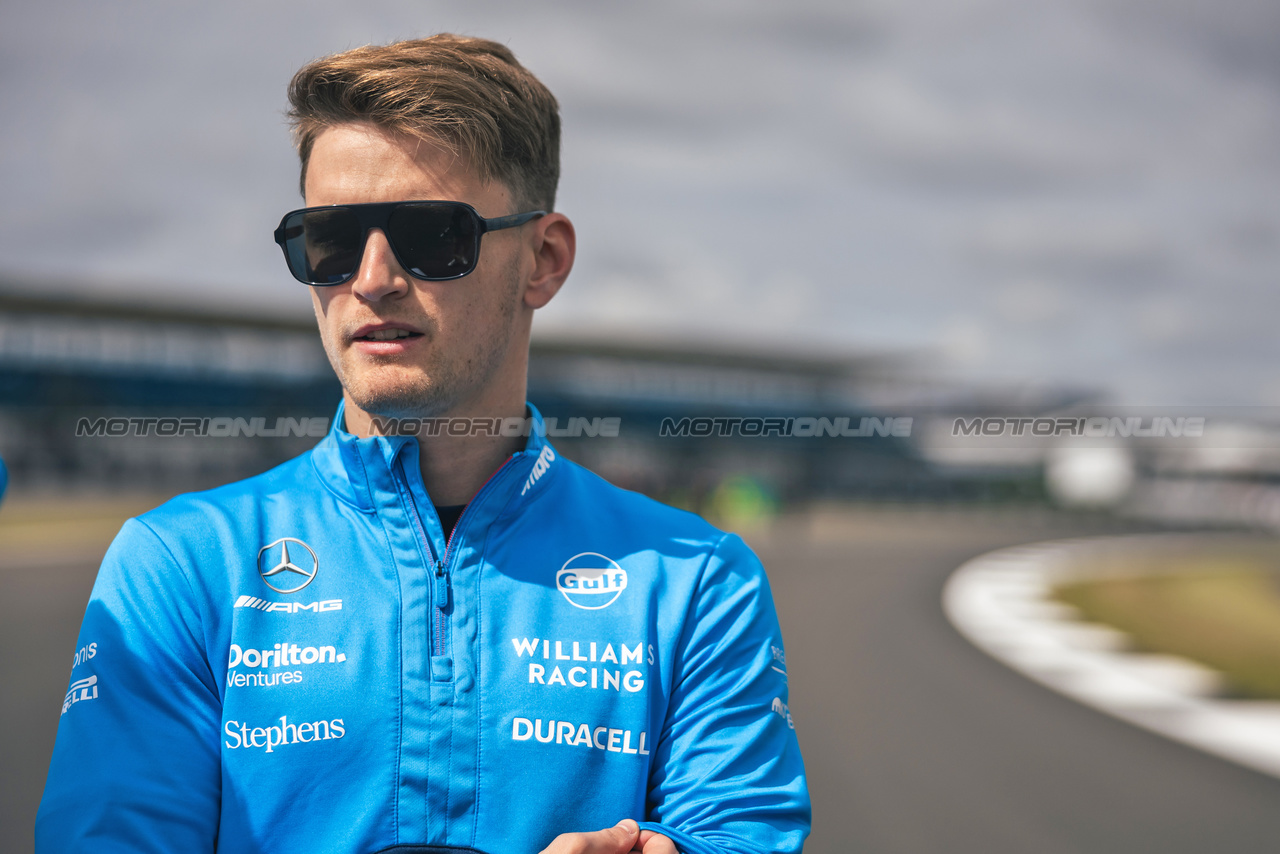 GP GRAN BRETAGNA, Logan Sargeant (USA) Williams Racing walks the circuit.

06.07.2023. Formula 1 World Championship, Rd 11, British Grand Prix, Silverstone, England, Preparation Day.

- www.xpbimages.com, EMail: requests@xpbimages.com © Copyright: Bearne / XPB Images