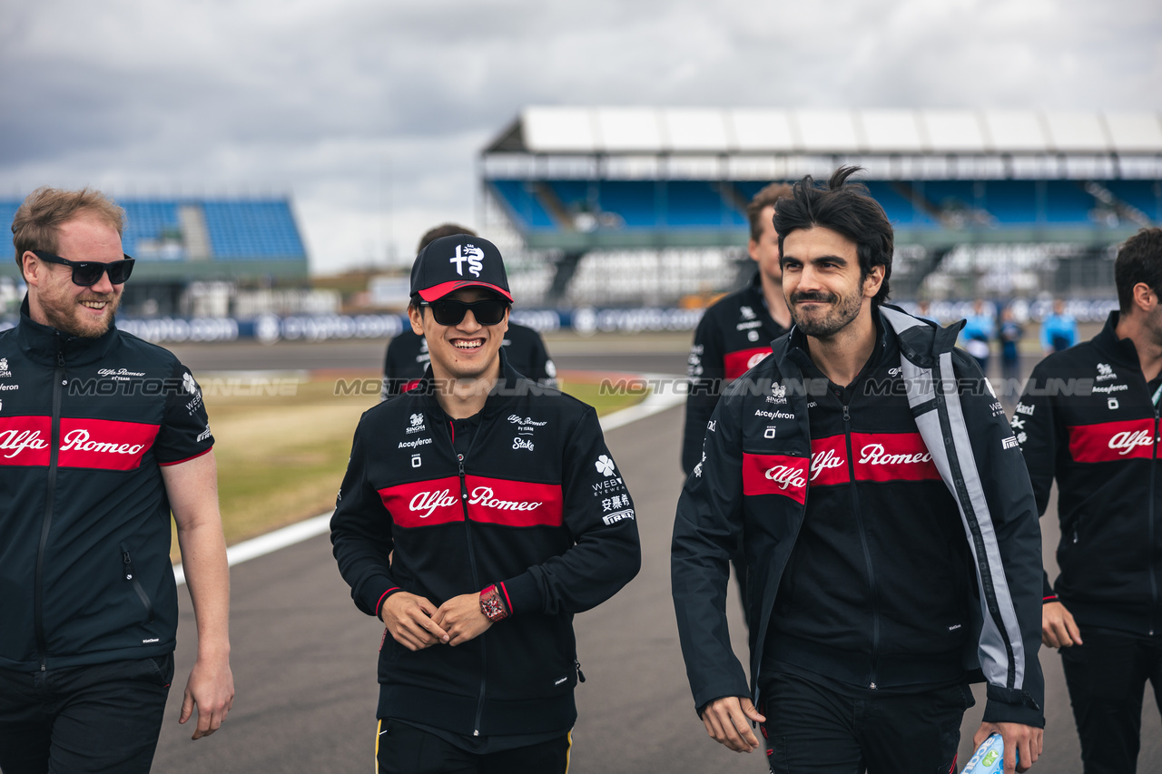 GP GRAN BRETAGNA, Zhou Guanyu (CHN) Alfa Romeo F1 Team walks the circuit with the team.

06.07.2023. Formula 1 World Championship, Rd 11, British Grand Prix, Silverstone, England, Preparation Day.

- www.xpbimages.com, EMail: requests@xpbimages.com © Copyright: Bearne / XPB Images