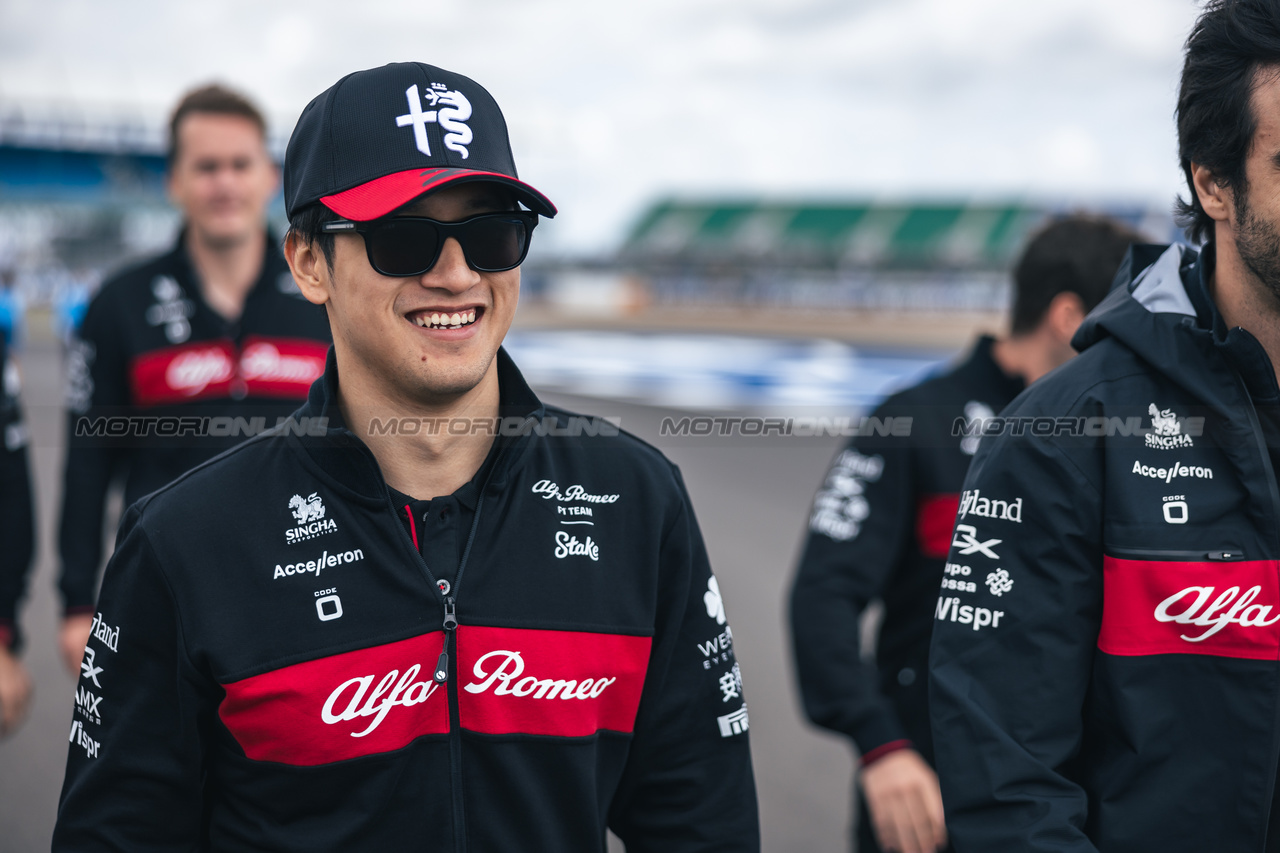 GP GRAN BRETAGNA, Zhou Guanyu (CHN) Alfa Romeo F1 Team walks the circuit with the team.

06.07.2023. Formula 1 World Championship, Rd 11, British Grand Prix, Silverstone, England, Preparation Day.

- www.xpbimages.com, EMail: requests@xpbimages.com © Copyright: Bearne / XPB Images