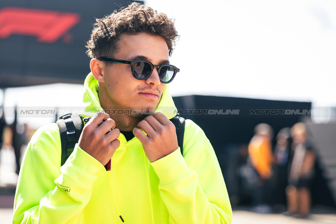 GP GRAN BRETAGNA, Lando Norris (GBR) McLaren.

06.07.2023. Formula 1 World Championship, Rd 11, British Grand Prix, Silverstone, England, Preparation Day.

- www.xpbimages.com, EMail: requests@xpbimages.com © Copyright: Bearne / XPB Images
