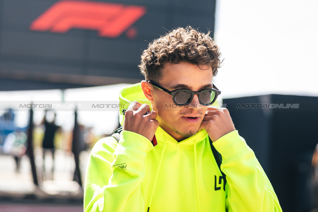 GP GRAN BRETAGNA, Lando Norris (GBR) McLaren.

06.07.2023. Formula 1 World Championship, Rd 11, British Grand Prix, Silverstone, England, Preparation Day.

- www.xpbimages.com, EMail: requests@xpbimages.com © Copyright: Bearne / XPB Images