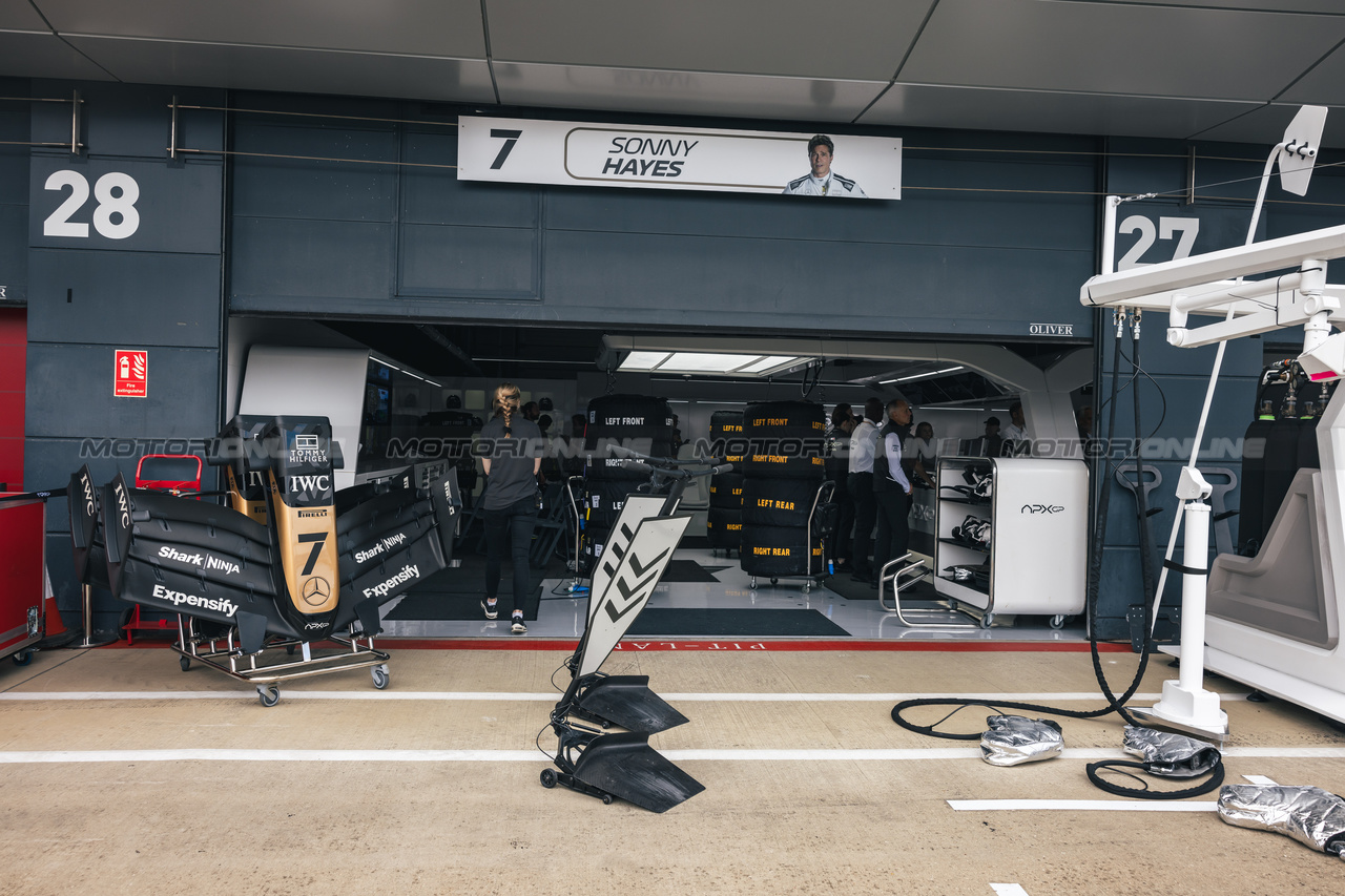 GP GRAN BRETAGNA, The fictional APXGP pit garages, in place for the forthcoming Apple movie

06.07.2023. Formula 1 World Championship, Rd 11, British Grand Prix, Silverstone, England, Preparation Day.

- www.xpbimages.com, EMail: requests@xpbimages.com © Copyright: Bearne / XPB Images