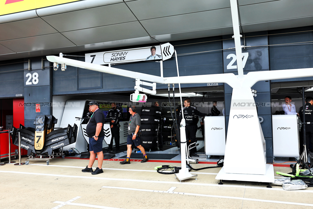 GP GRAN BRETAGNA, The fictional APXGP pit garages, in place for the forthcoming Apple movie. 

06.07.2023. Formula 1 World Championship, Rd 11, British Grand Prix, Silverstone, England, Preparation Day.

- www.xpbimages.com, EMail: requests@xpbimages.com © Copyright: Batchelor / XPB Images
