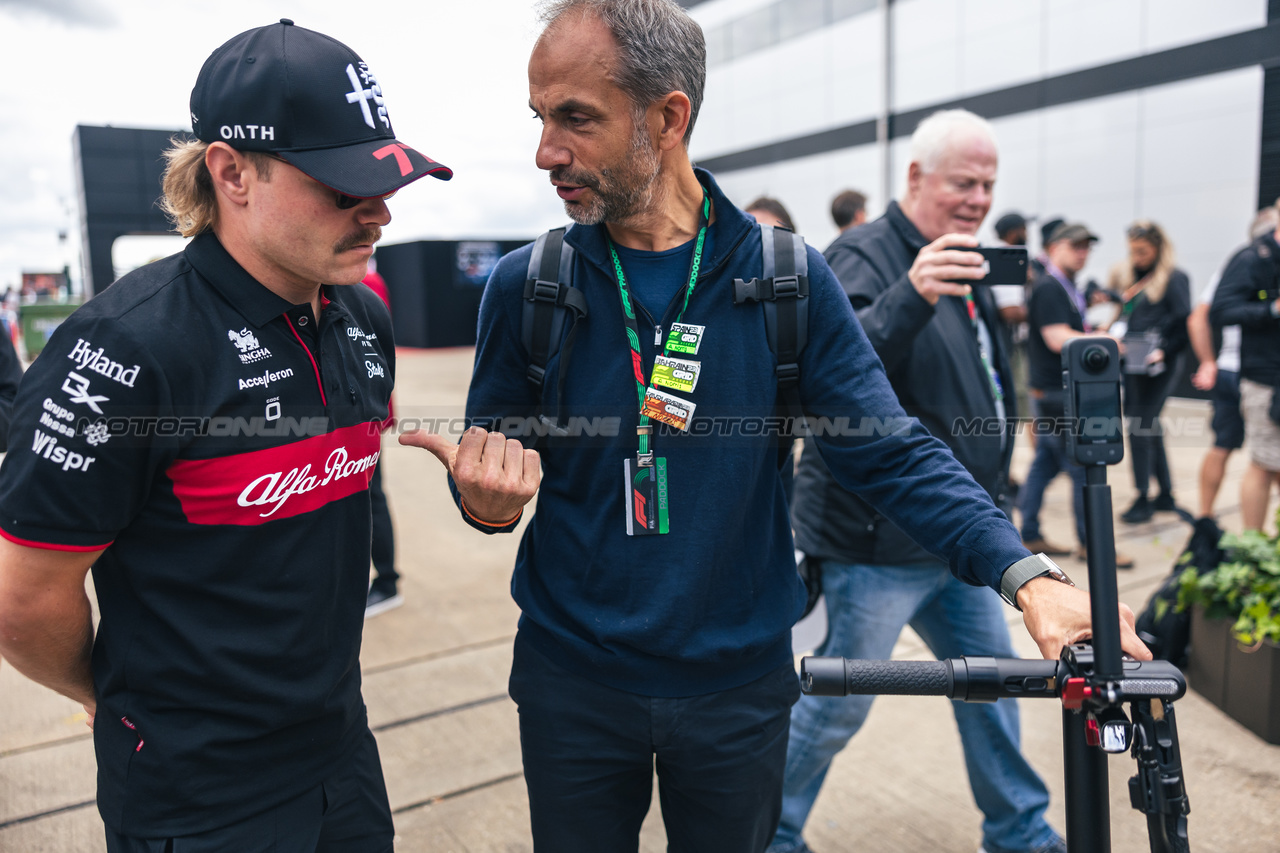 GP GRAN BRETAGNA, (L to R): Valtteri Bottas (FIN) Alfa Romeo F1 Team with Adam Norris (GBR).

06.07.2023. Formula 1 World Championship, Rd 11, British Grand Prix, Silverstone, England, Preparation Day.

- www.xpbimages.com, EMail: requests@xpbimages.com © Copyright: Batchelor / XPB Images