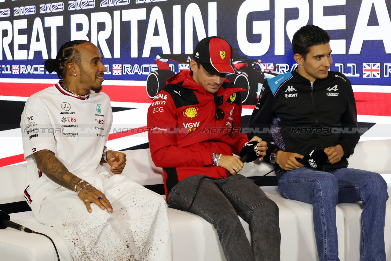 GP GRAN BRETAGNA, (L to R): Lewis Hamilton (GBR) Mercedes AMG F1 with Charles Leclerc (MON) Ferrari e Esteban Ocon (FRA) Alpine F1 Team in the FIA Press Conference.

06.07.2023. Formula 1 World Championship, Rd 11, British Grand Prix, Silverstone, England, Preparation Day.

- www.xpbimages.com, EMail: requests@xpbimages.com © Copyright: Bearne / XPB Images